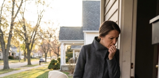 Moj muž je boravio kod svoje majke kako bi se brinuo o njoj. Želeći ga iznenaditi, došla sam bez najave s našom sedmogodišnjom kćerkom. Kada smo stigle do kuće, ulazna vrata bila su blago odškrinuta. Moja kćerka je zavirila unutra, zatim me lagano povukla za rukav i šapnula: „Mama… pogledaj. Ali budi tiha.“
