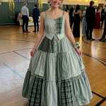 Sašila sam haljinu za matursko veče od očeve košulje u njegovu čast – moji školski drugovi su se smijali dok direktor nije uzeo mikrofon i soba nije utihnula