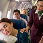 Spavala je na sjedištu 8A — sve dok kapetan nije pitao ima li borbenih pilota u avionu