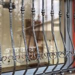 Bila sam šokirana kada sam saznala zašto se neke rešetke na prozorima zakrivljuju pri dnu – većina ljudi ne zna pravi razlog!