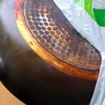 Samo stavite staru, prljavu tavu u plastičnu vrećicu: Zagoreli ostaci će se otopiti u trenu!