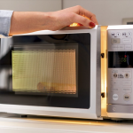 5 MJESTA U KUHINJI NA KOJA NIKADA NE BISTE TREBALI STAVLJATI MIKROVALNU PEĆNICU! 😱 Većina ljudi ne razmišlja o ovome… ali mjesto gdje je postavite može uzrokovati prave probleme