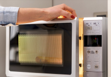 5 MJESTA U KUHINJI NA KOJA NIKADA NE BISTE TREBALI STAVLJATI MIKROVALNU PEĆNICU! 😱 Većina ljudi ne razmišlja o ovome… ali mjesto gdje je postavite može uzrokovati prave probleme