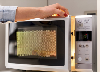 5 MJESTA U KUHINJI NA KOJA NIKADA NE BISTE TREBALI STAVLJATI MIKROVALNU PEĆNICU! 😱 Većina ljudi ne razmišlja o ovome… ali mjesto gdje je postavite može uzrokovati prave probleme