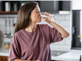 Ovo su tihi znaci da ne pijete dovoljno vode: Većina ih ignoriše i misle da je do umora, a rešenje je lako