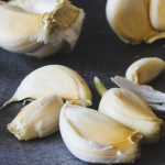 Kad čistite bijeli luk, ni slučajno ne bacajte ljuske – poslužit će kao prirodno đubrivo za cvijeće