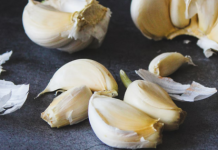 Kad čistite bijeli luk, ni slučajno ne bacajte ljuske – poslužit će kao prirodno đubrivo za cvijeće