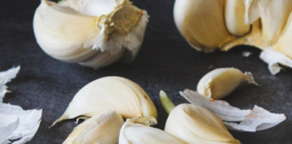 Kad čistite bijeli luk, ni slučajno ne bacajte ljuske – poslužit će kao prirodno đubrivo za cvijeće