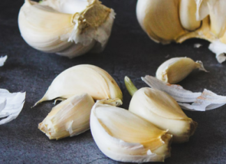 Kad čistite bijeli luk, ni slučajno ne bacajte ljuske – poslužit će kao prirodno đubrivo za cvijeće