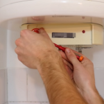 Treba li gasiti bojler dok se tuširamo? Ovo vas može skupo koštati, električari razbijaju mit: ‘Nisam znala za to!‘