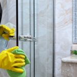 Jedan trik koji koriste hoteli će vam skratiti muke: Staklo tuš-kabine ostaje čisto danima!