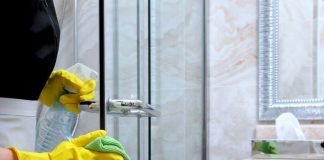 Jedan trik koji koriste hoteli će vam skratiti muke: Staklo tuš-kabine ostaje čisto danima!