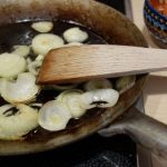 Kuća vam užasno miriše svaki put kad dinstate luk? Ovaj trik rešava problem za minut