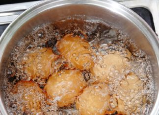 Caka sa iglom koji sprečava pucanje jaja tokom kuvanja: Morate da je isprobate ovog Uskrsa