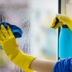 Kako očistiti prozore bez ostavljanja pruga: jednostavna metoda koja djeluje čak i pri jakom svjetlu.