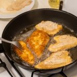 Kako da ulje NE PRSKA tokom prženja: Dodajte mrvicu ovog začina u tiganj i rešili ste problem