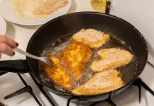 Kako da ulje NE PRSKA tokom prženja: Dodajte mrvicu ovog začina u tiganj i rešili ste problem