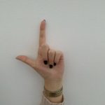 Da li možete da držite palac i kažiprst pod uglom od 90°? Evo šta to bitno govori o vama