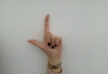 Da li možete da držite palac i kažiprst pod uglom od 90°? Evo šta to bitno govori o vama