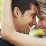 Ovi znakovi u ponašanju ukazuju na to da vas muškarac ne posmatra samo kao prijateljicu