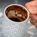 Prva kafa se ne pije čim ustanete: Pomerite ovaj ritual za 60 minuta i gledajte šta se dešava sa vašim telom