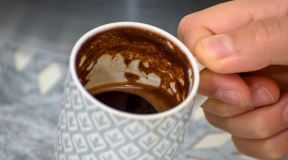 Prva kafa se ne pije čim ustanete: Pomerite ovaj ritual za 60 minuta i gledajte šta se dešava sa vašim telom