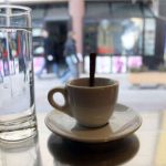 Nije za piće: Znate li zašto se voda počela služiti uz kafu