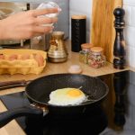 Znate li čemu služi rupa na dršci šerpi i tiganja? Nije samo za kačenje, korisnija je nego što mislite