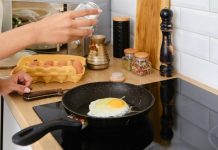 Znate li čemu služi rupa na dršci šerpi i tiganja? Nije samo za kačenje, korisnija je nego što mislite