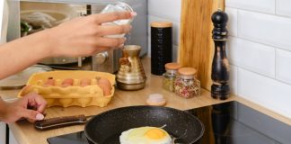 Znate li čemu služi rupa na dršci šerpi i tiganja? Nije samo za kačenje, korisnija je nego što mislite