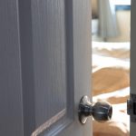 NIKAKO NE OSTAVLJAJTE OTVORENA VRATA U SPAVAĆOJ SOBI NOĆU: Razlog nije nimalo NAIVAN, spasite sebi ŽIVOT