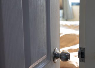 NIKAKO NE OSTAVLJAJTE OTVORENA VRATA U SPAVAĆOJ SOBI NOĆU: Razlog nije nimalo NAIVAN, spasite sebi ŽIVOT