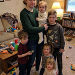 Odrekla sam se svoje mladosti kako bih odgajala svojih petoro braće i sestara nakon što su nam roditelji preminuli— a onda me jednog dana moj dečko pogledao, vidno potresen, i rekao: „Pronašao sam nešto u sobi tvoje najmlađe sestre. Molim te, nemoj paničiti… i nemoj zvati policiju.“