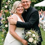 Udata sam za pastora koji je bio dva puta udovac — na našoj bračnoj noći otvorio je zaključanu ladicu i rekao: „Prije nego što odemo dalje, moraš znati cijelu istinu.“