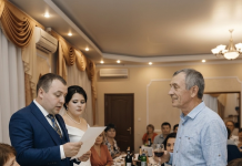 Kada je siromašan otac svojoj kćerki za vjenčanje poklonio običnu kovertu, bogata rodbina mladoženje počela se smijati takvom „velikodušnom“ poklonu. ☹️🤔