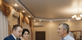 Kada je siromašan otac svojoj kćerki za vjenčanje poklonio običnu kovertu, bogata rodbina mladoženje počela se smijati takvom „velikodušnom“ poklonu. ☹️🤔