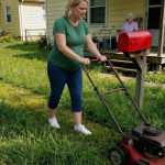 Kosila sam travnjak 82-godišnjoj udovici iz susjedstva — a sljedećeg jutra šerif me probudio jezivim zahtjevom.