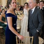 Samu sam odgojila svoju sestru. Na njenom vjenčanju, njen svekar me uvrijedio pred svima, sve dok nisam ustala i rekla: „Znaš li ti uopšte ko sam ja?“ Lice mu je problijedjelo…