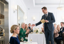 Tajno sam platila cijeli restoran svog brata. Ali kad je izašao na binu, zahvalio se našoj majci — koja mu nije dala ništa