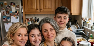 „Na mamin 45. rođendan, moj otac je rekao: „ISTEKAO TI JE ROK TRAJANJA“ i uručio joj papire za razvod — godinu dana kasnije, ona je imala posljednji smijeh.