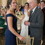 Svoju sestru sam odgajala sama. Na njenom vjenčanju, njen svekar me uvrijedio pred svima—dok nisam ustala i rekla: „Znate li uopće ko sam ja?“ Njegovo lice je pobijelilo…