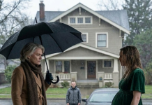 Moj muž me izbacio iz kuće i zaključao vrata, a ja sam ostala da stojim na kiši—bosa, s trudničkim stomakom. Ali kada je stigla moja bogata baka, zagrlila me je i tiho rekla: „Pobrinut ću se da tvoj muž zažali zbog svega“ 😯😢