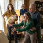 Ušla sam u roditeljsku kuću držeći svoju novorođenu bebu u naručju kad mi je sestra iznenada istrgnula dijete. Roditelji se nisu ni pomakli. „Potpiši kuću i auto na sestru. Odmah.“ Slabo sam se nasmijala. „Molim… upravo sam rodila.“