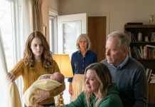 Ušla sam u roditeljsku kuću držeći svoju novorođenu bebu u naručju kad mi je sestra iznenada istrgnula dijete. Roditelji se nisu ni pomakli. „Potpiši kuću i auto na sestru. Odmah.“ Slabo sam se nasmijala. „Molim… upravo sam rodila.“