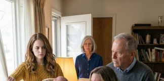 Ušla sam u roditeljsku kuću držeći svoju novorođenu bebu u naručju kad mi je sestra iznenada istrgnula dijete. Roditelji se nisu ni pomakli. „Potpiši kuću i auto na sestru. Odmah.“ Slabo sam se nasmijala. „Molim… upravo sam rodila.“