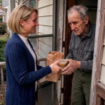 Provela sam godine kuhajući večeru za najusamljenijeg i najgrubljeg 80-godišnjeg čovjeka u mojoj ulici — kada je umro, njegov testament je mene i njegovu troje djece ostavio BEZ RIJEČI.