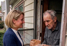 Provela sam godine kuhajući večeru za najusamljenijeg i najgrubljeg 80-godišnjeg čovjeka u mojoj ulici — kada je umro, njegov testament je mene i njegovu troje djece ostavio BEZ RIJEČI.