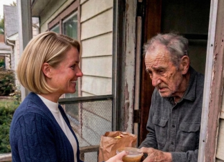 Provela sam godine kuhajući večeru za najusamljenijeg i najgrubljeg 80-godišnjeg čovjeka u mojoj ulici — kada je umro, njegov testament je mene i njegovu troje djece ostavio BEZ RIJEČI.