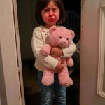 Petogodišnja djevojčica je pozvala 911 šapatom i rekla: „Neko se skriva ispod mog kreveta.“ Kada smo stigli, ono što smo zatekli nije bilo ni blizu onoga što smo očekivali.