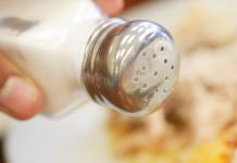 Šta da radite ako PRESOLITE JELO: Iskusne domaćice koriste ove trikove da spase obrok za nekoliko minuta